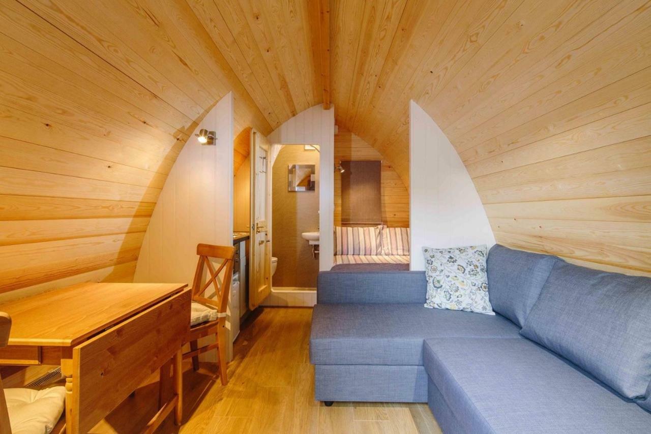 Lupin Glamping Pod 호텔 첼튼엄 외부 사진